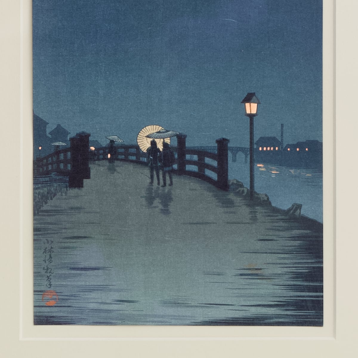 Kobayashi Kiyochika: „Crossing a Bridge at a Rainy Night“, Farbholzschnitt, 1930er-Jahre – Bild 2