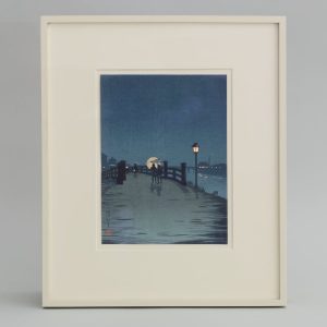 Kobayashi Kiyochika: „Crossing a Bridge at a Rainy Night“, Farbholzschnitt, 1930er-Jahre