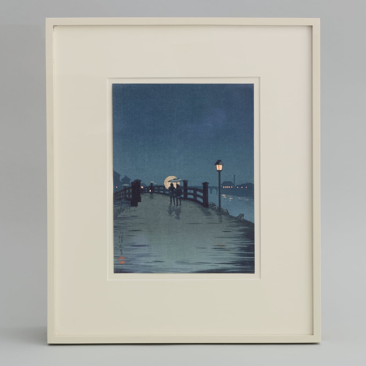 Kobayashi Kiyochika: „Crossing a Bridge at a Rainy Night“, Farbholzschnitt, 1930er-Jahre